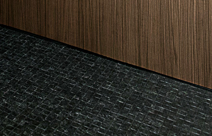 防滑性、衝突吸収性の高い浴室用床シートを施工